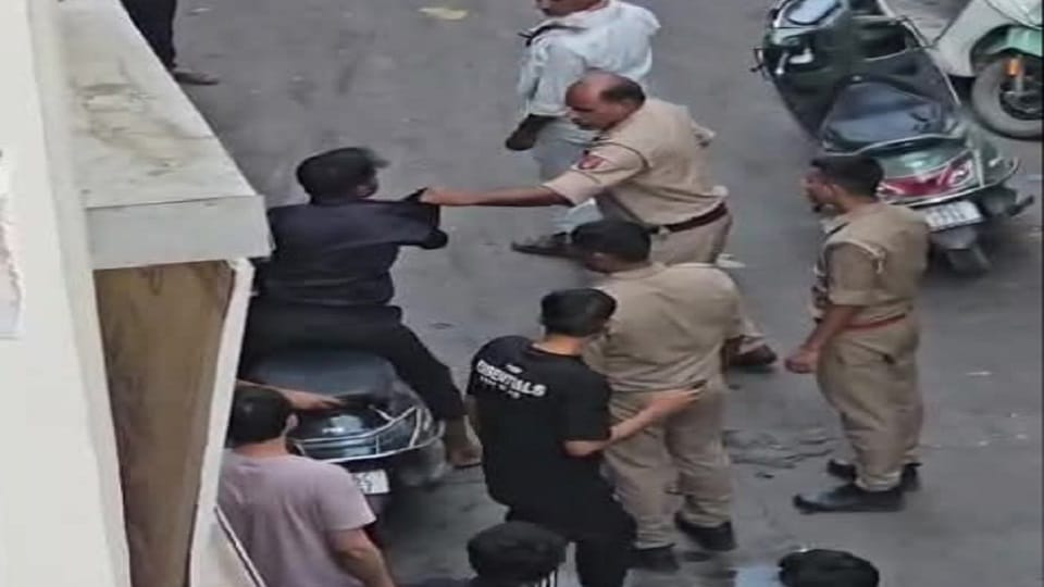 Sub Inspector beat youth on suspicion of recording video at Vrindavan in Mathura