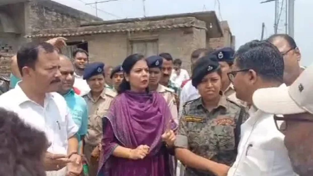 Villagers Block DM-SP Convoy Over Bad Roads in Bihar, Protesters Sit in Front of Vehicles in Anger