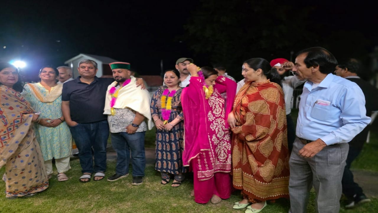 हटनाला वार्ड पार्षद विजय कुमार विधायक की अगुवाई में कांग्रेस में शामिल।