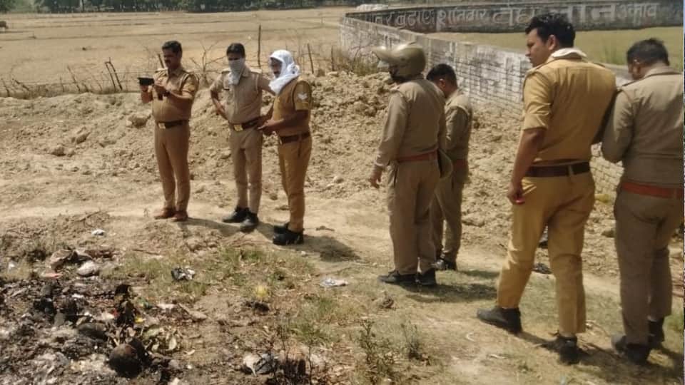 हाईवे किनारे कूड़े के ढेर में युवती का अधजला शव मिला