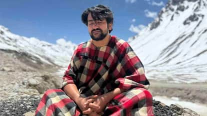 Dhirendra Shastri performing spiritual practices in the Badrinath Dham region Uttarakhand News in hindi