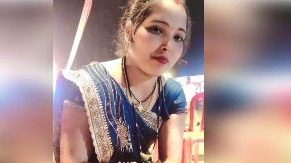 Accused of burning a married woman alive by pouring petrol on her for dowry, she died.