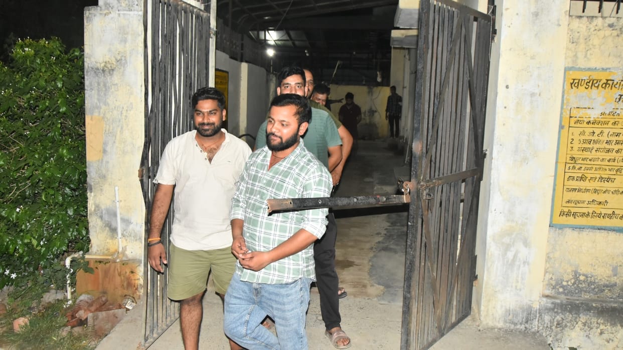 People angry over power cut created ruckus at Harungala substation in Bareilly