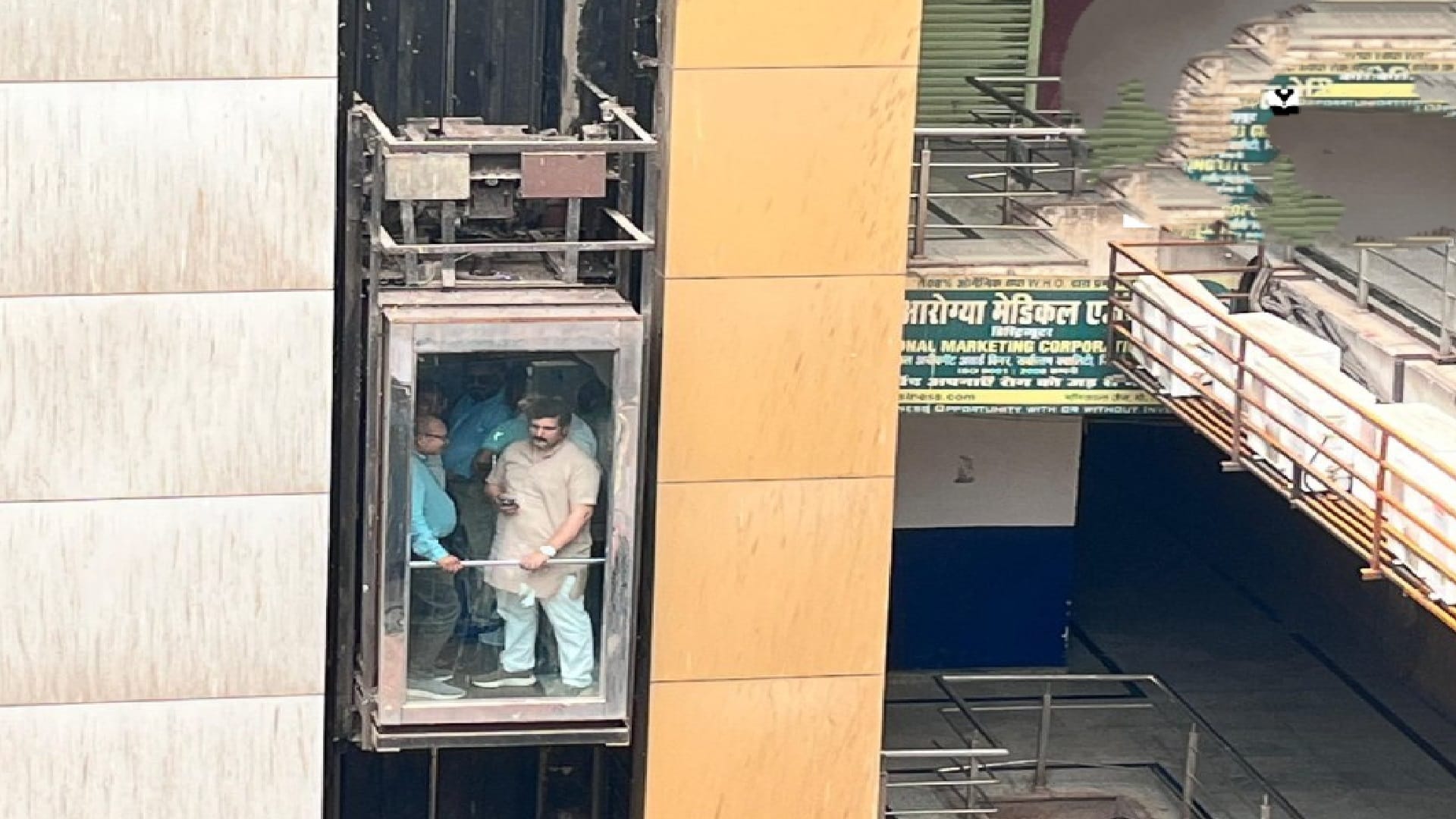 भाजपा प्रवक्ता अमित चिमनानी और सात अन्य लोग15 मिनट तक लिफ्ट में फंसे रहे।
