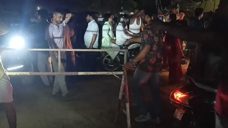 Kanpur: Power Supply Intermittent Throughout the Day; Residents Set Up Road Barrier and Stage Sit-in Protest