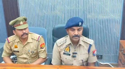 जानकारी देते पुलिस अधिकारी