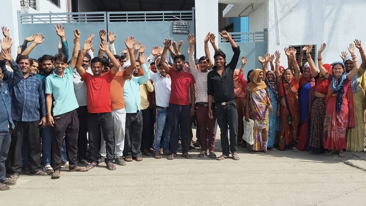 Kanpur Dehat Workers Protest at Two Factories in Raniya Agitation Ends on Assurance from Administration