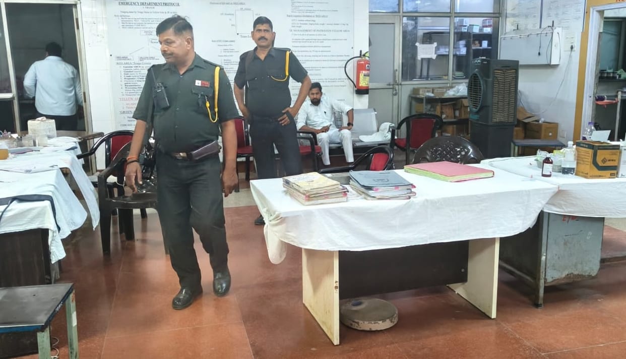 Orai Chairs Hurled at Medical College at Midnight Man Claiming to be Close Aide of MLA Assaults Doctor