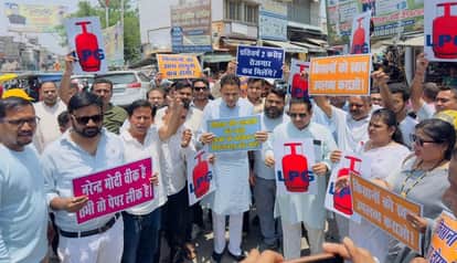 Congress protests against diesel and petrol price hike, burns government effigy to protest