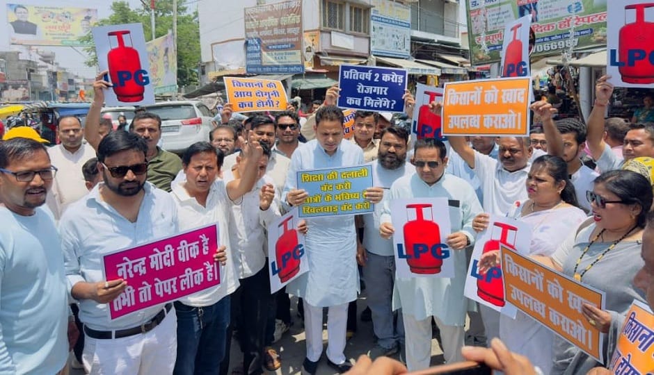 Congress protests against diesel and petrol price hike, burns government effigy to protest