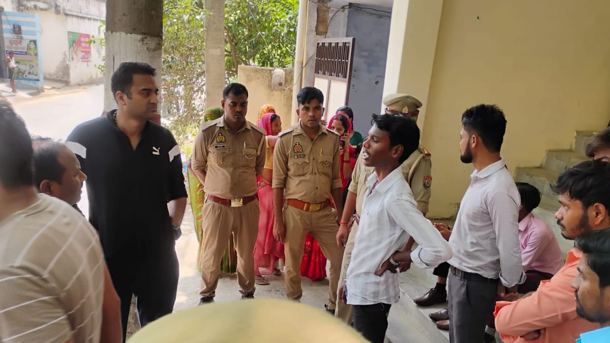 Police busted gang involved in job scams and arrested six accused individuals in Varanasi