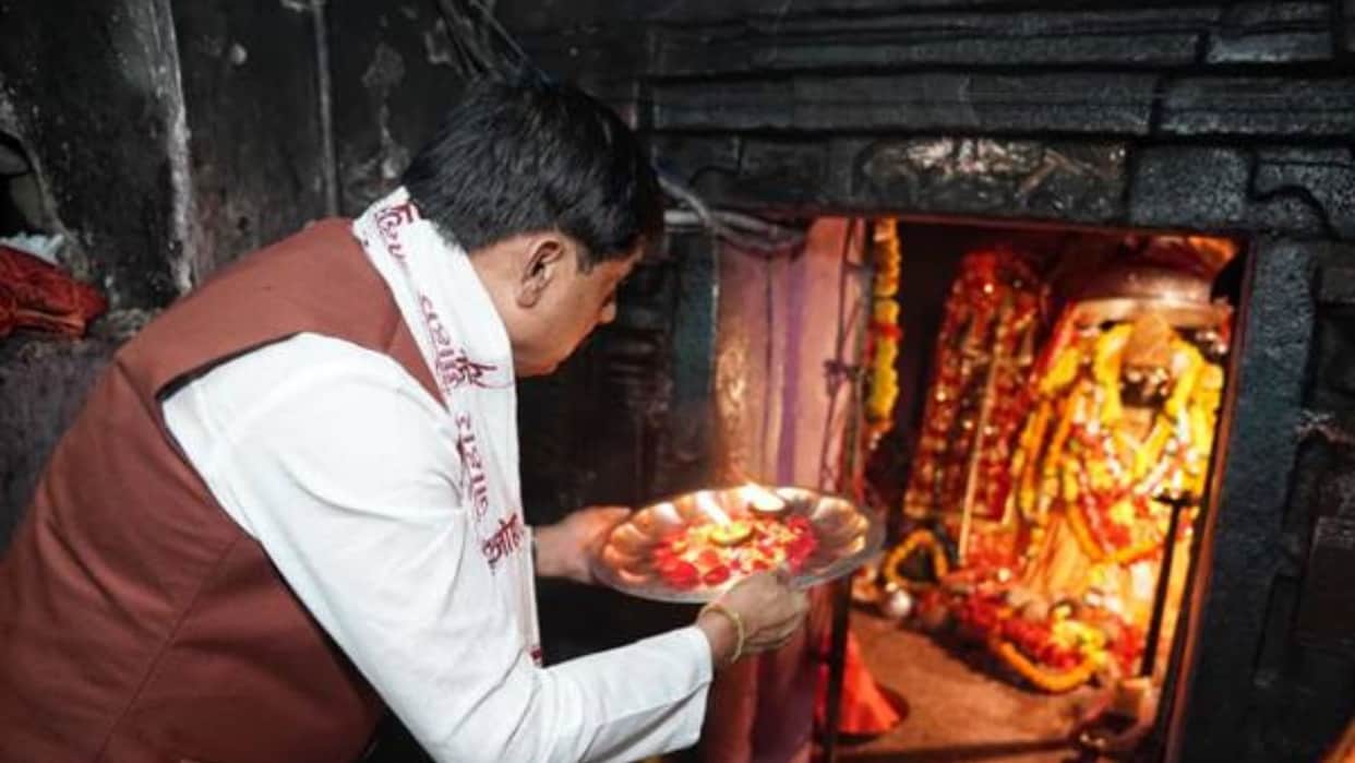 MP News: CM Yadav reached the court of Maa Danteshwari in Dantewada, wished happiness and prosperity to the pe