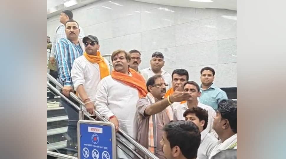 Meerut: Crowd of BJP workers entered Bhaisali metro station with drums to welcome the minister