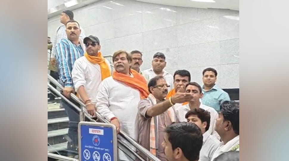 Meerut: Crowd of BJP workers entered Bhaisali metro station with drums to welcome the minister