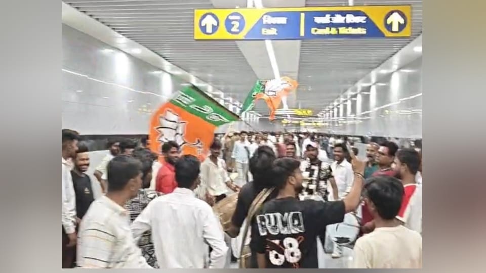 Meerut: Crowd of BJP workers entered Bhaisali metro station with drums to welcome the minister