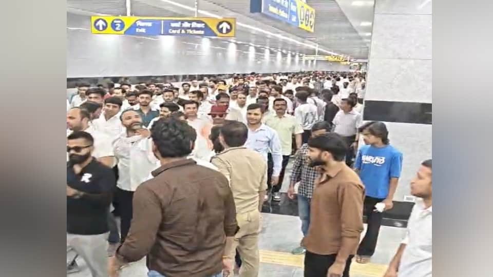 Meerut: Crowd of BJP workers entered Bhaisali metro station with drums to welcome the minister