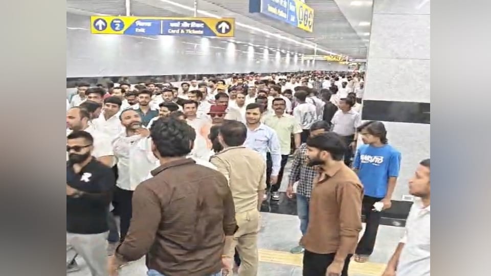 Meerut: Crowd of BJP workers entered Bhaisali metro station with drums to welcome the minister