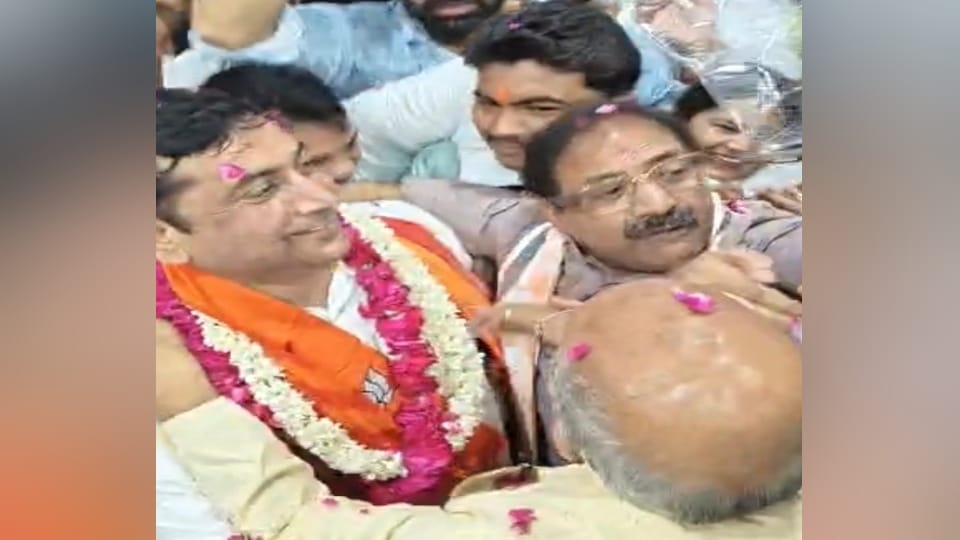Meerut: Crowd of BJP workers entered Bhaisali metro station with drums to welcome the minister