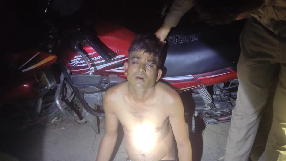 Hardoi: Motorcyclists Snatch Earrings from Woman Riding with Husband