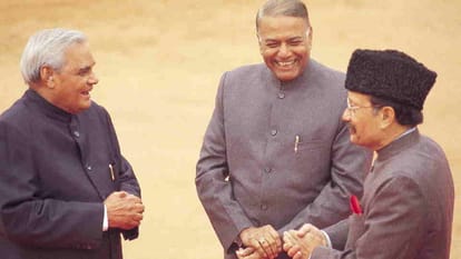 B.C Khanduri Death: रिटायरमेंट के बाद चुनी जनसेवा, राजनीति में लाए अटल बिहारी वाजपेयी, तस्वीरों में देखें सफर Uttarakhand Former CM Bhuwan Chandra Khanduri death see his political journey In Picture