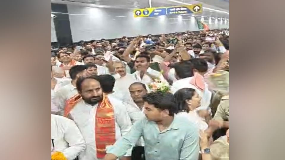 Meerut: Crowd of BJP workers entered Bhaisali metro station with drums to welcome the minister