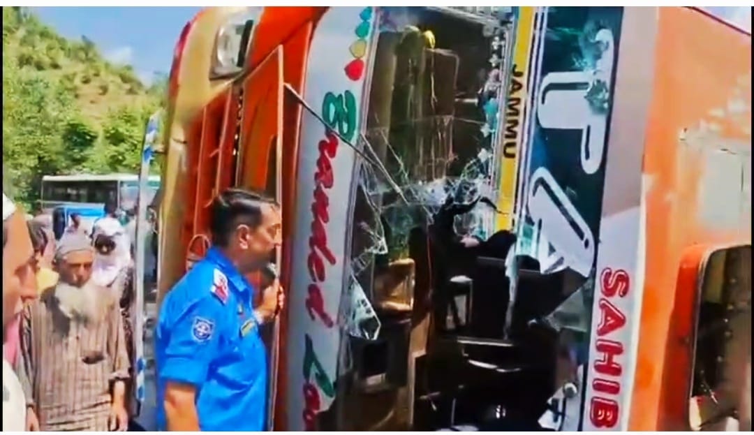 One Dead, Eleven Injured In Ramban Gool Road Accident