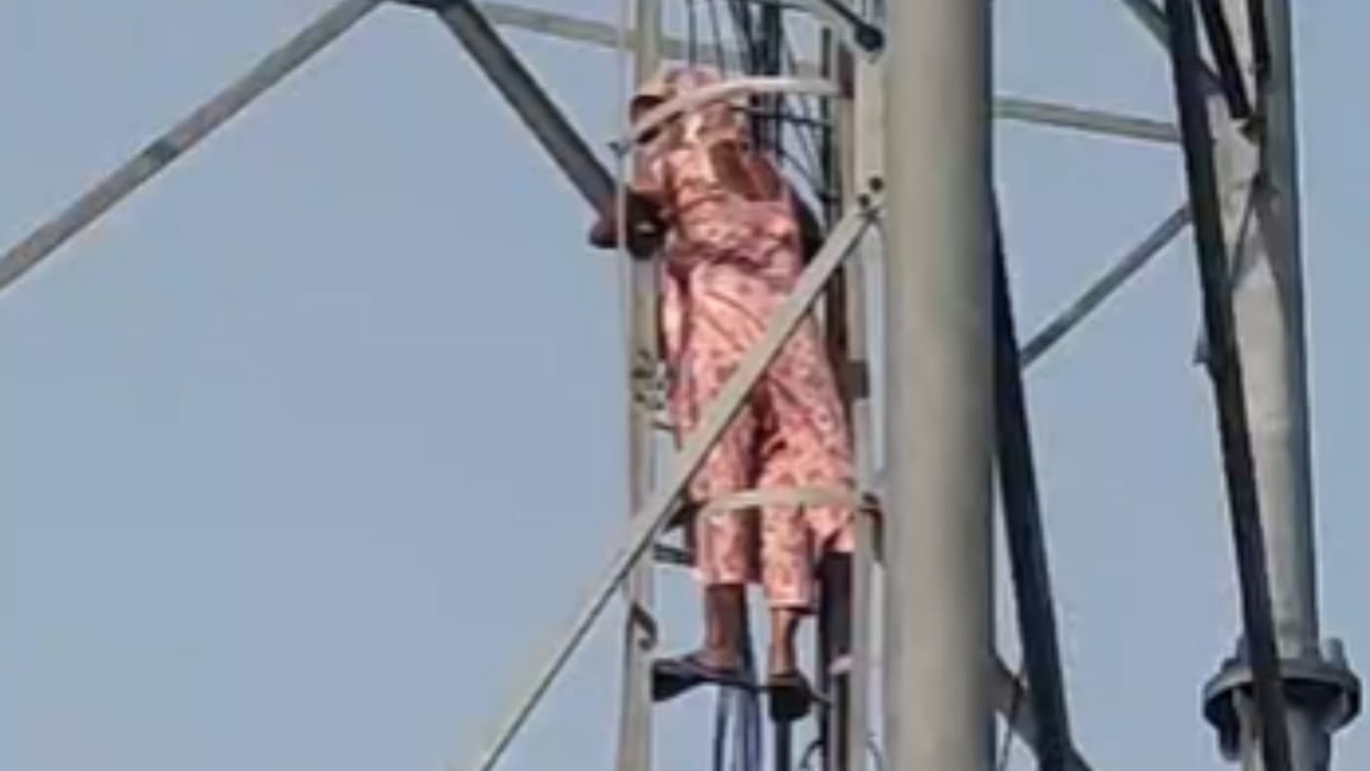Woman Climbs Mobile Tower Over Love Affair Create Ruckus in Shahjahanpur