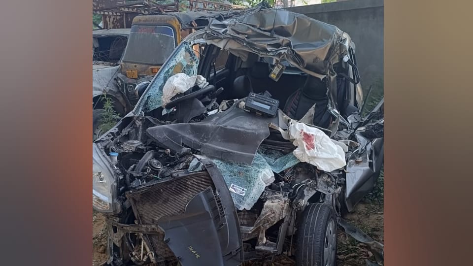 big accident in Amroha Four Youths Including Driver Died Car Crashes into Unidentified Vehicle
