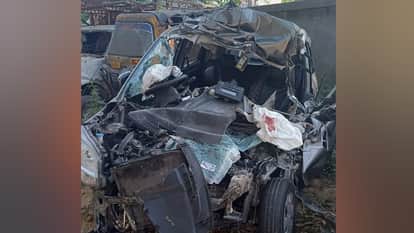 big accident in Amroha Four Youths Including Driver Died Car Crashes into Unidentified Vehicle