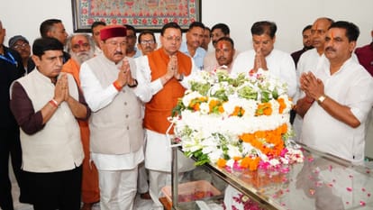 श्रद्धाजंलि देते सीेएम धामी सहित राजनेता