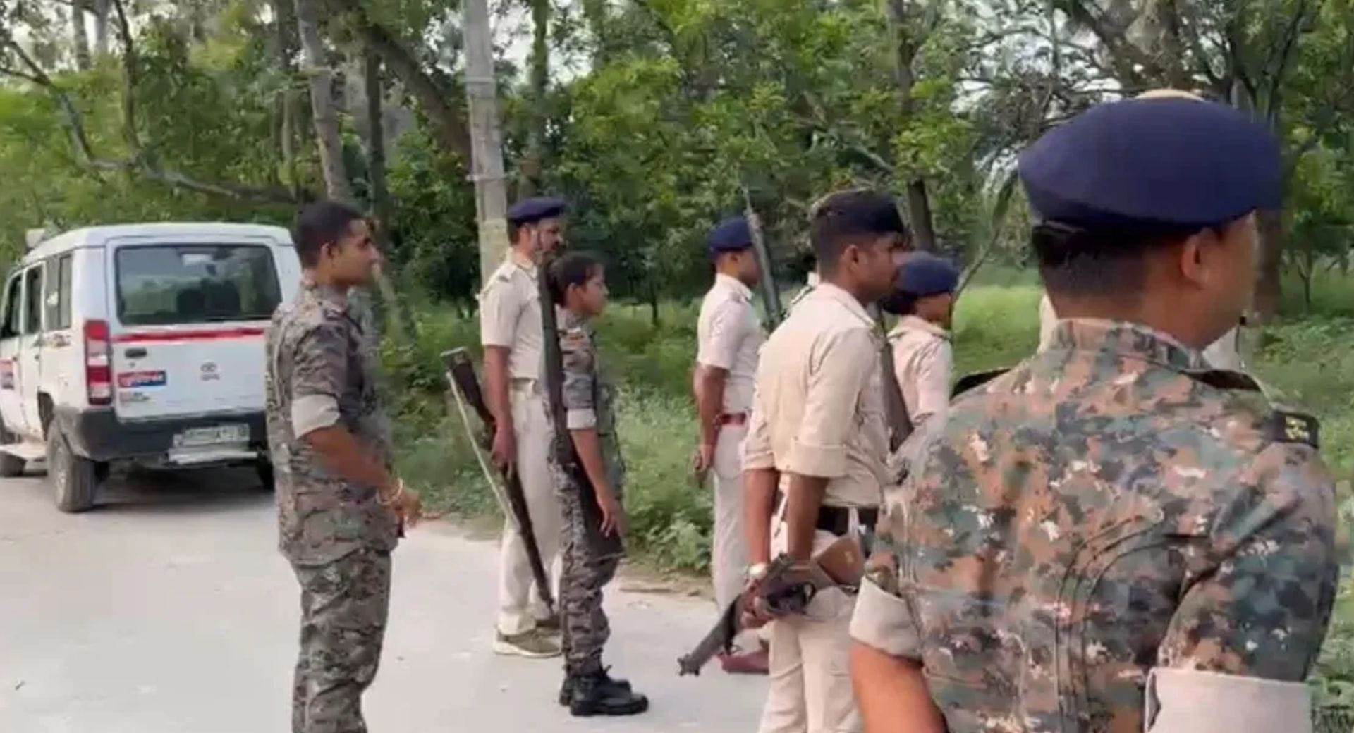 एनकाउंटर स्थल पर मौजूद पुलिस
