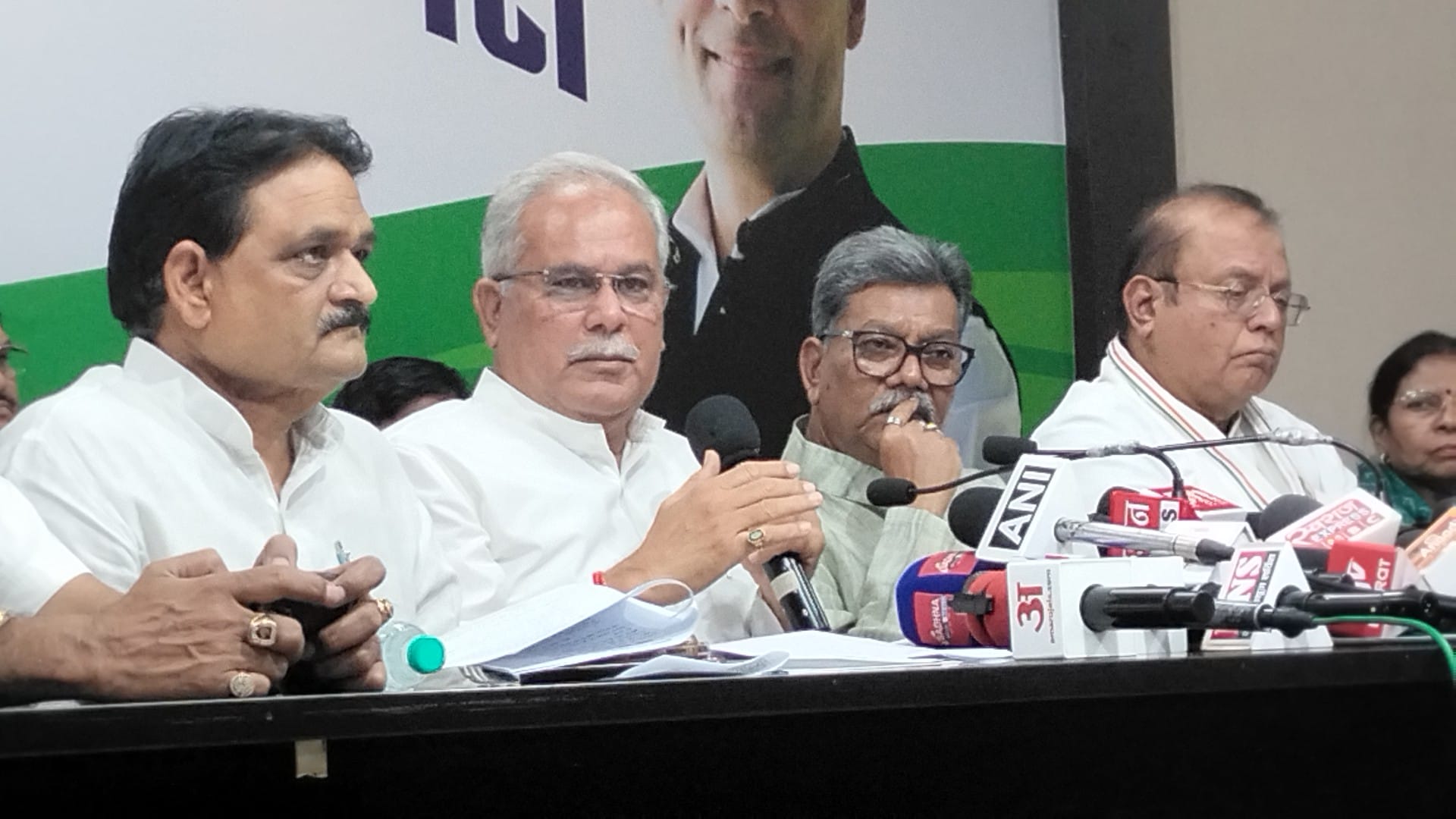 प्रेस कांफ्रेंस लेते पूर्व मुख्यमंत्री भूपेश बघेल