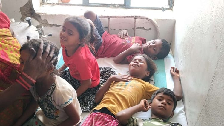 Bihar: मिड-डे मील खाते ही बिगड़ी बच्चों की तबीयत, तीन दर्जन से ज्यादा छात्र अस्पताल में भर्ती; कई हुए बेहोश