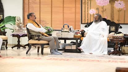 Chief Minister Sukhvinder Sukhu met Sri Sri Ravi Shankar in Karnataka.