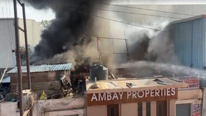Ghaziabad Fire:औद्योगिक क्षेत्र की एक फैक्टरी में आग, दूर तक देखा गया काला धुआं, मची अफरा-तफरी – Fire At Factory In Industrial Area In Bulandshahr Ghaziabad Fire:औद्योगिक क्षेत्र की एक फैक्टरी में आग, दूर तक देखा गया काला धुआं, मची अफरा-तफरी – Fire At Factory In Industrial Area In Bulandshahr