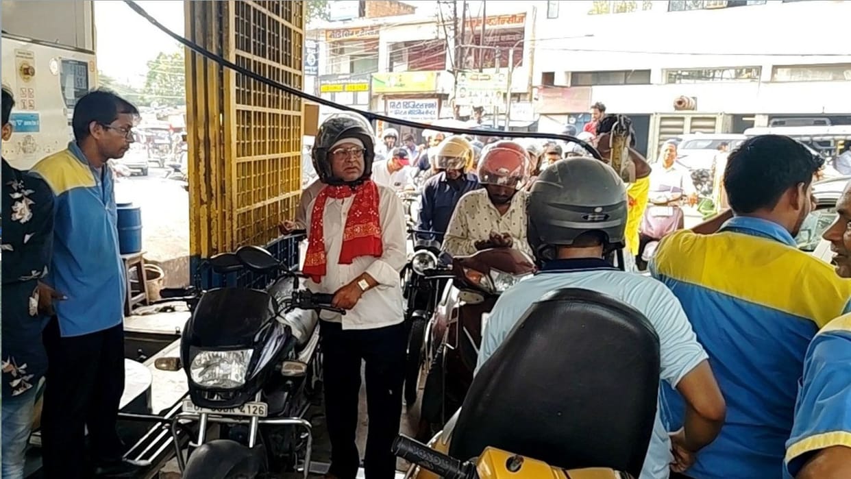 Diesel Demand Surges In Gorakhpur, Multiple Petrol Pumps Run Dry, Long Queues For Gas Cylinders