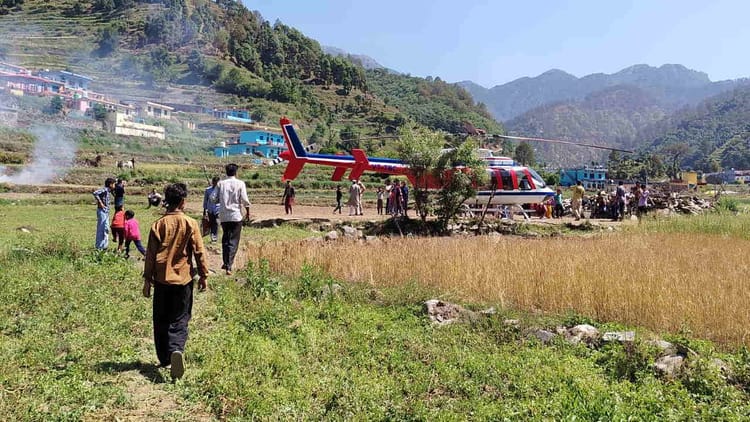 Tehri: हेलिकॉप्टर की खेतों में इमरजेंसी लैंडिंग, हाईटेंशन विद्युत लाइन के संपर्क में आया, छह यात्री थे सवार