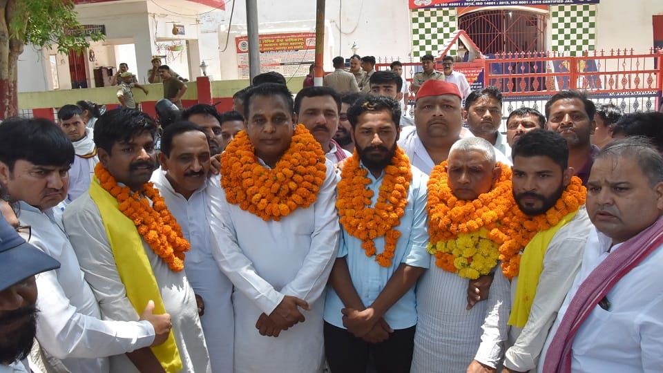 Saharanpur: SP official came out of jail, Iqra Hasan went to meet Akhilesh Yadav with Monu's mother.