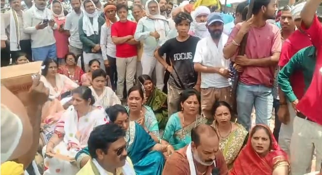 Orai Medical College Controversy Heats Up Traders Stage Procession Blockade at Clock Tower Police Take Charge