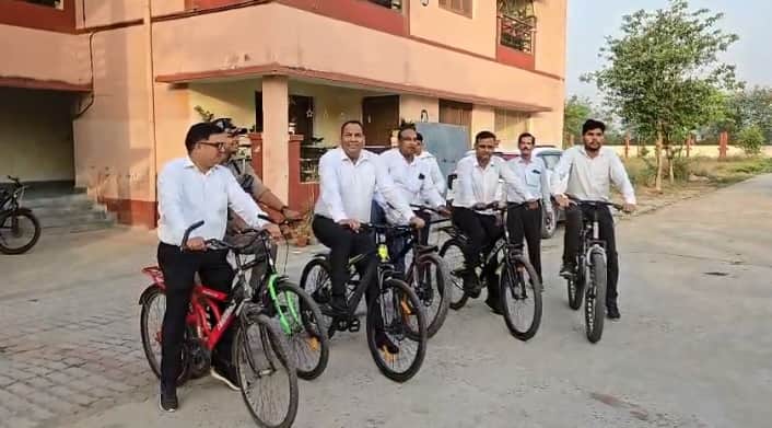 साइकिल से कोर्ट पहुंचे चित्रकूट के प्रधान न्यायाधीश
