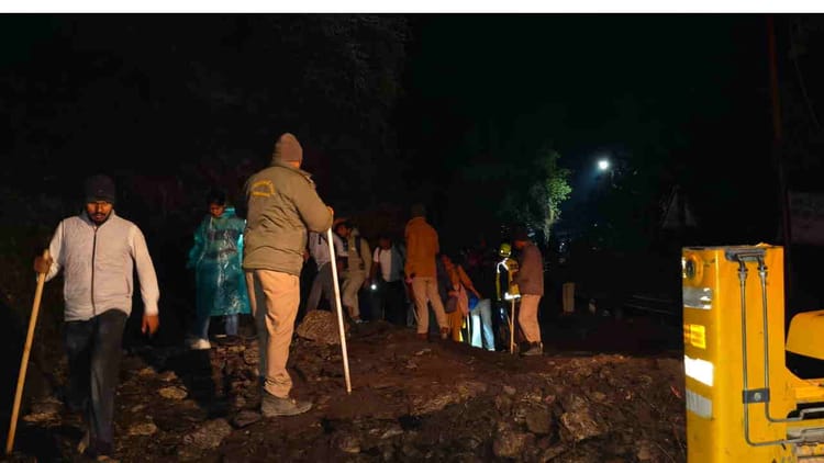 सोनप्रयाग-गौरीकुंड मार्ग पर भूस्खलन, रातभर चला रेस्क्यू अभियान, फंसे हजारों श्रद्धालु निकाले