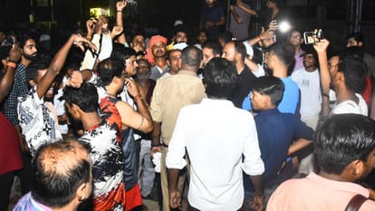 Lucknow: People, enraged by the power crisis, took to the streets... blocked roads, protested
