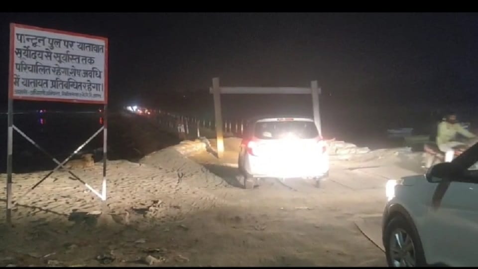 Vehicles Continue to Risk Lives on Agra Pontoon Bridge at Night