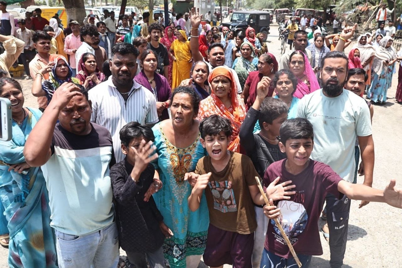 पानी की मांग को लेकर रिंग रोड पर चक्का जाम