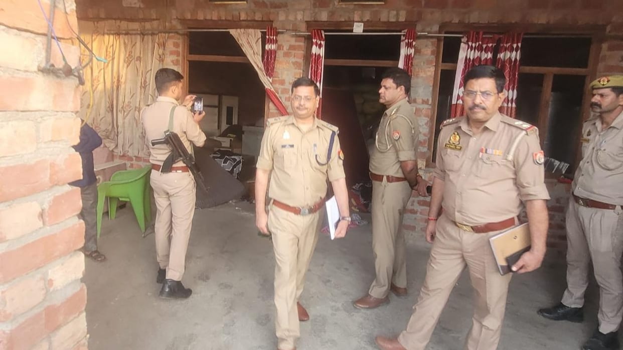 Miscreants held a family hostage and committed robbery in Budaun