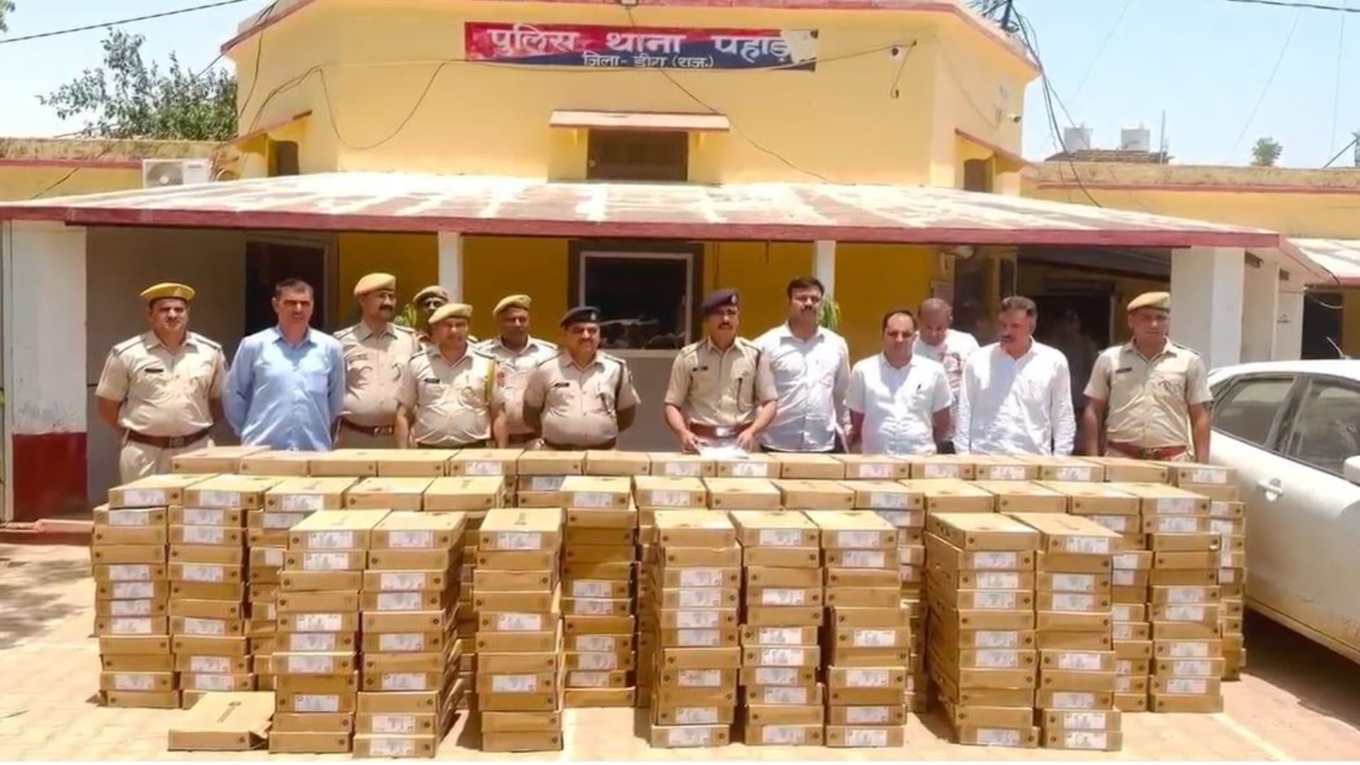 बरामद लैपटॉप के साथ पुलिस टीम