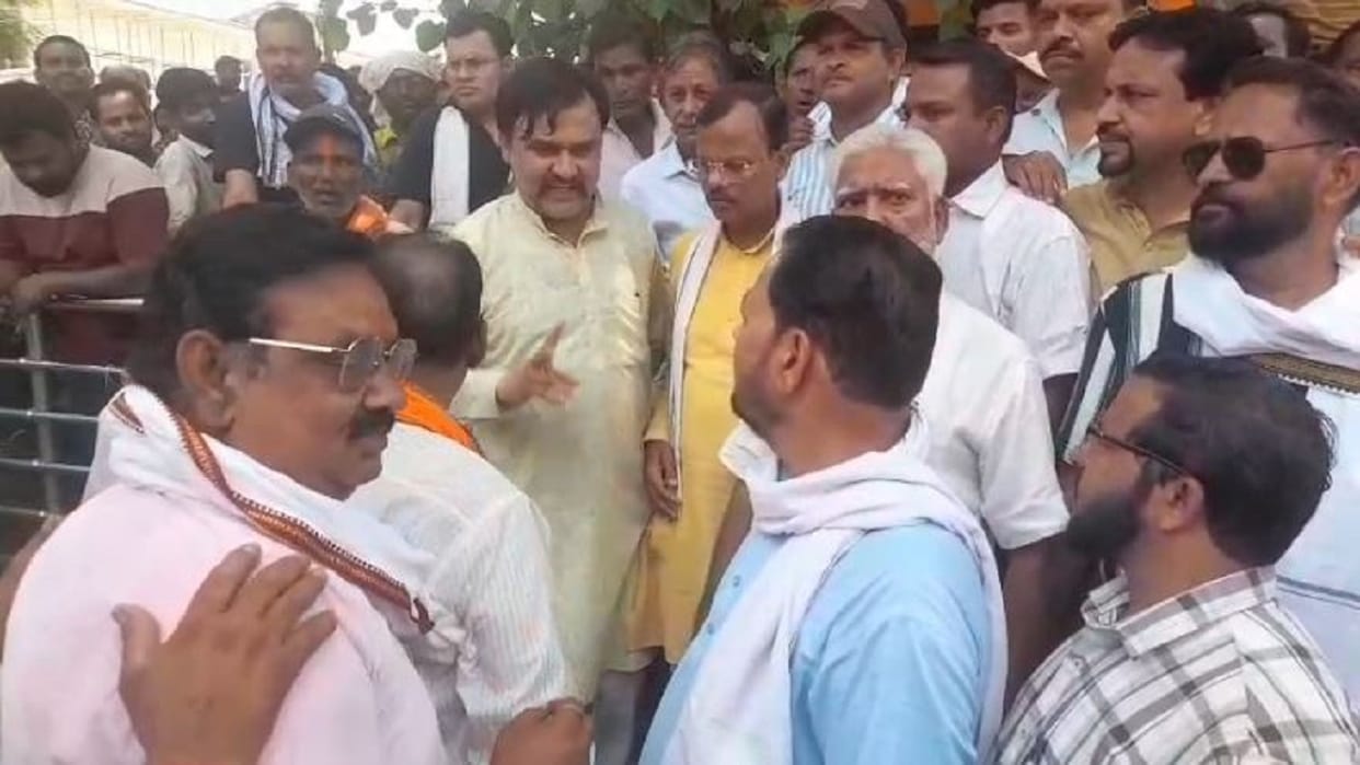 Additional Municipal Commissioner accused of indecency sanitation workers blocked the road in Shahjahanpur