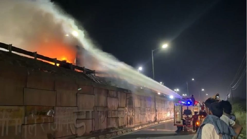 Truck catches fire on highway in Mathura