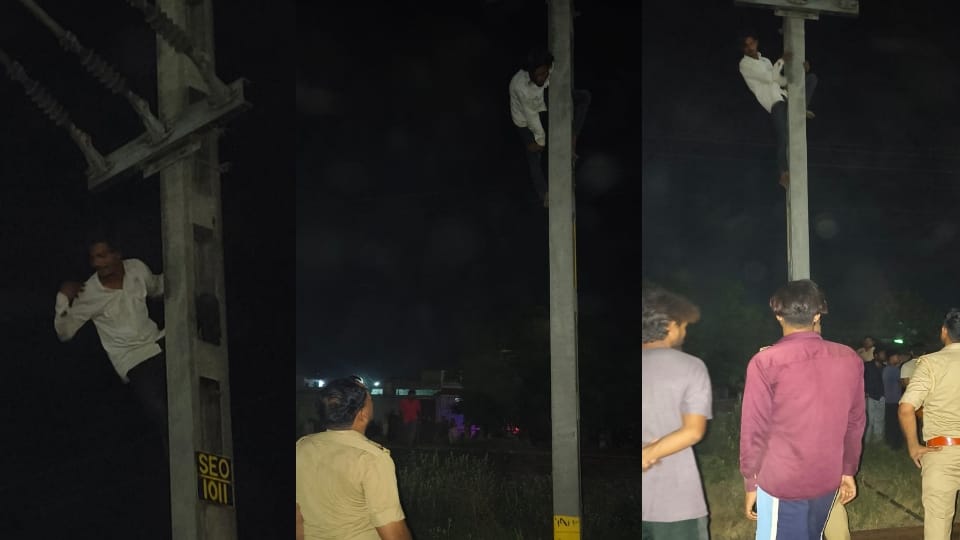 Bijnor: In the insistence of marrying his girlfriend, a young man climbed the high tension tower
