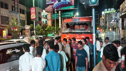 Agra: A speeding dumper crushed a biker and dragged him 25 meters; angry people beat the driver